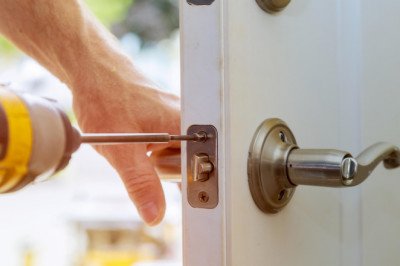 Calling a Locksmith? 7 Tips to Be Sure You Won’t Be Scammed