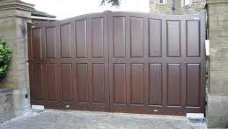 Make your home stand out with a custom driveway gate from Preston Hollow Fence Company!