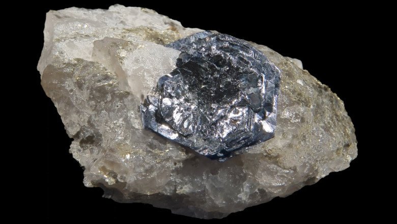 Alloys, catalysts, pigments, lubricants, fertilizers, and other products are made from Molybdenum